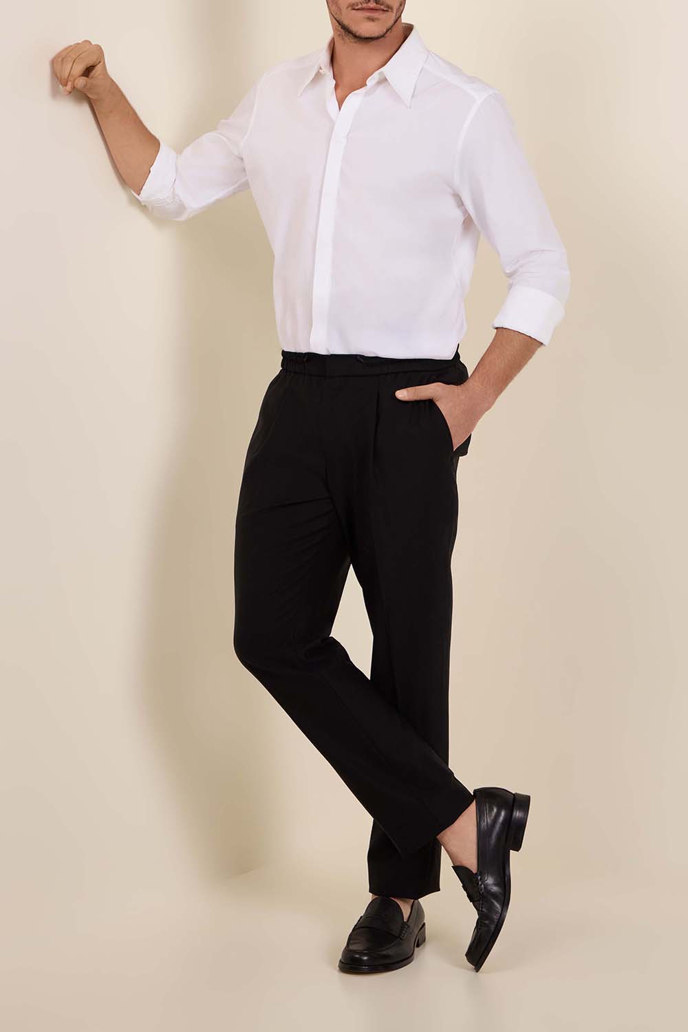 תמונת כל הלוק של מכנסיים מחויטים סלים פיט